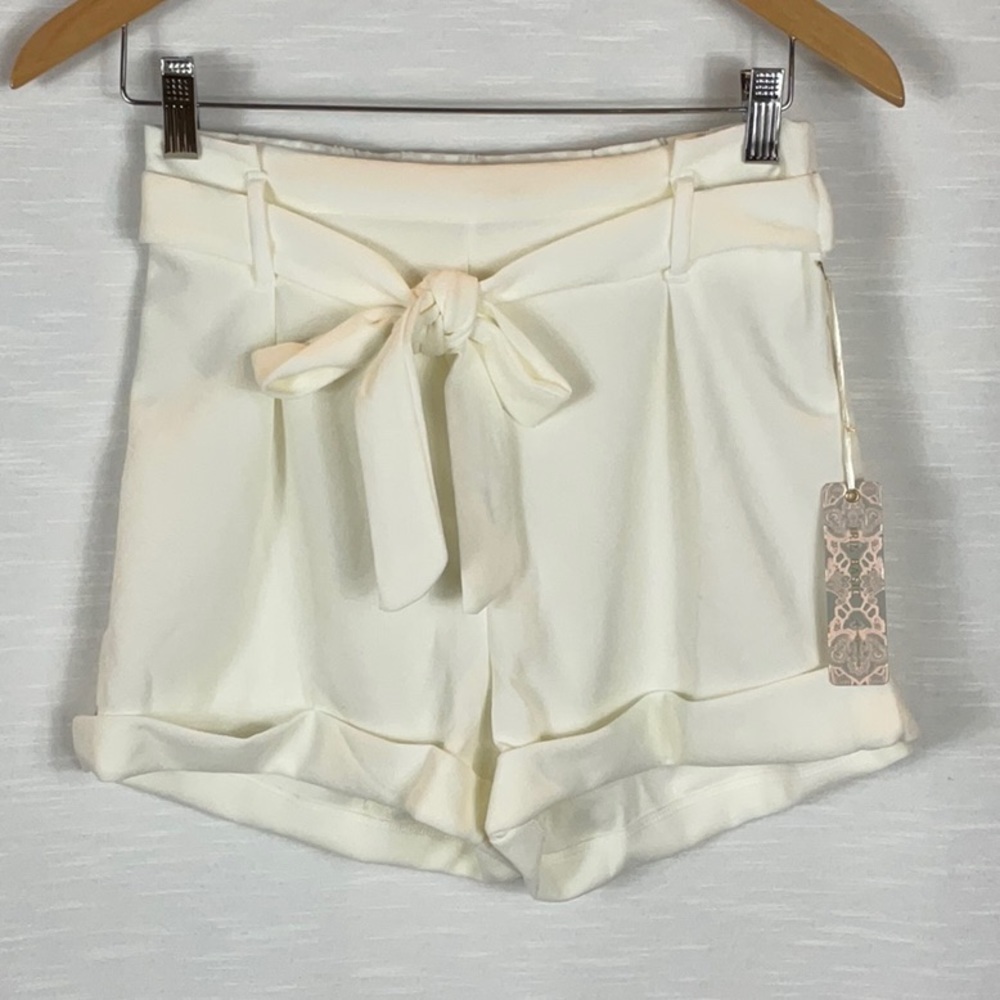 Iris Basics - off white Shorts with tie